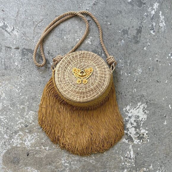 Straw woven bag with fringe and butterfly - Picture 1 of 5